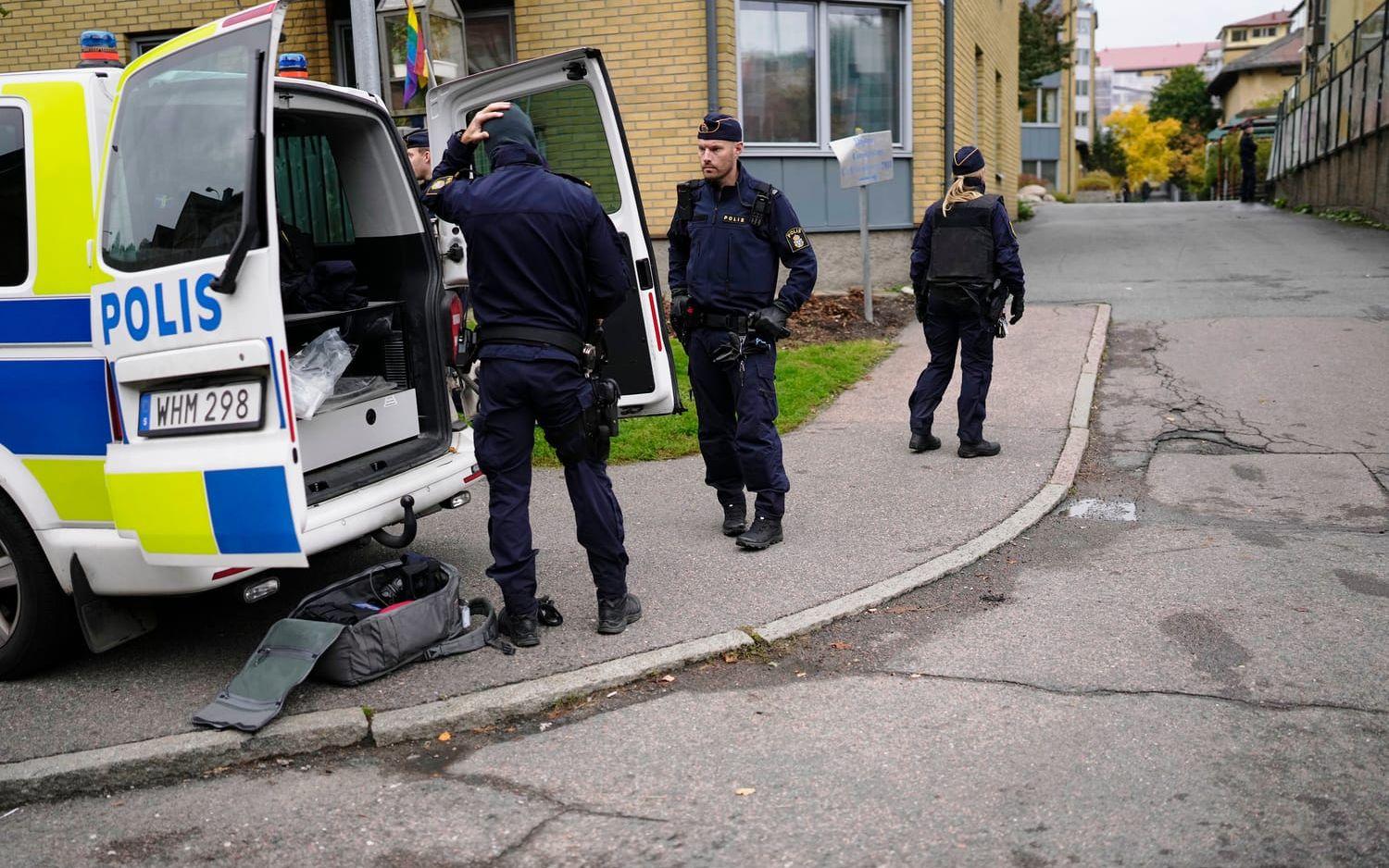 Polisinsatsen inleddes runt 14.30-tiden på torsdagen och pågick i tre timmar.