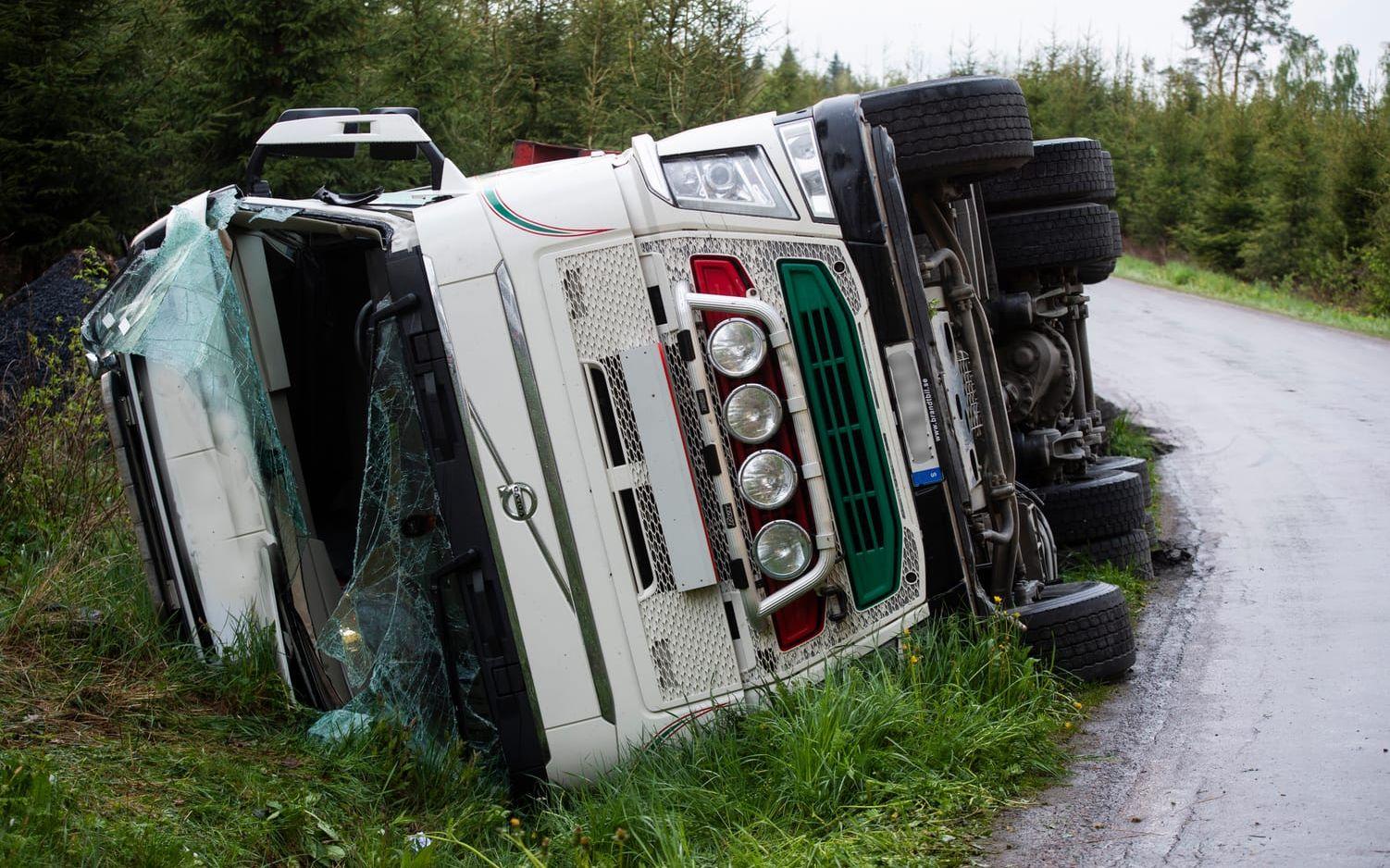 En lastbil välte i diket under tisdagskvällen.