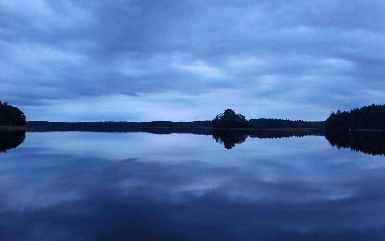 En magisk augustihimmel och en helt vindstilla Ornungasjö efter solnedgång.