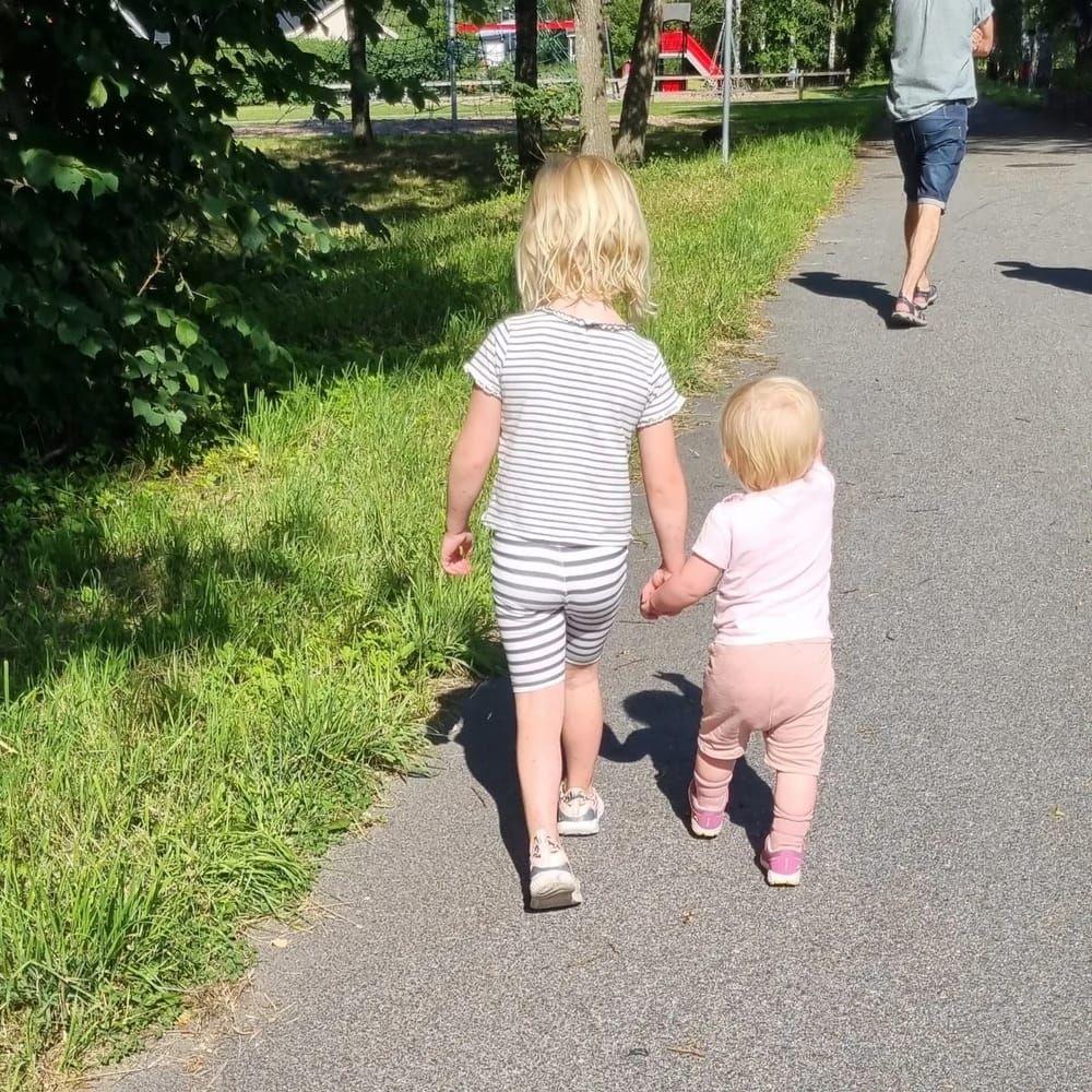 Mina två barnbarn på promenad på väg till lekparken i Ljung.