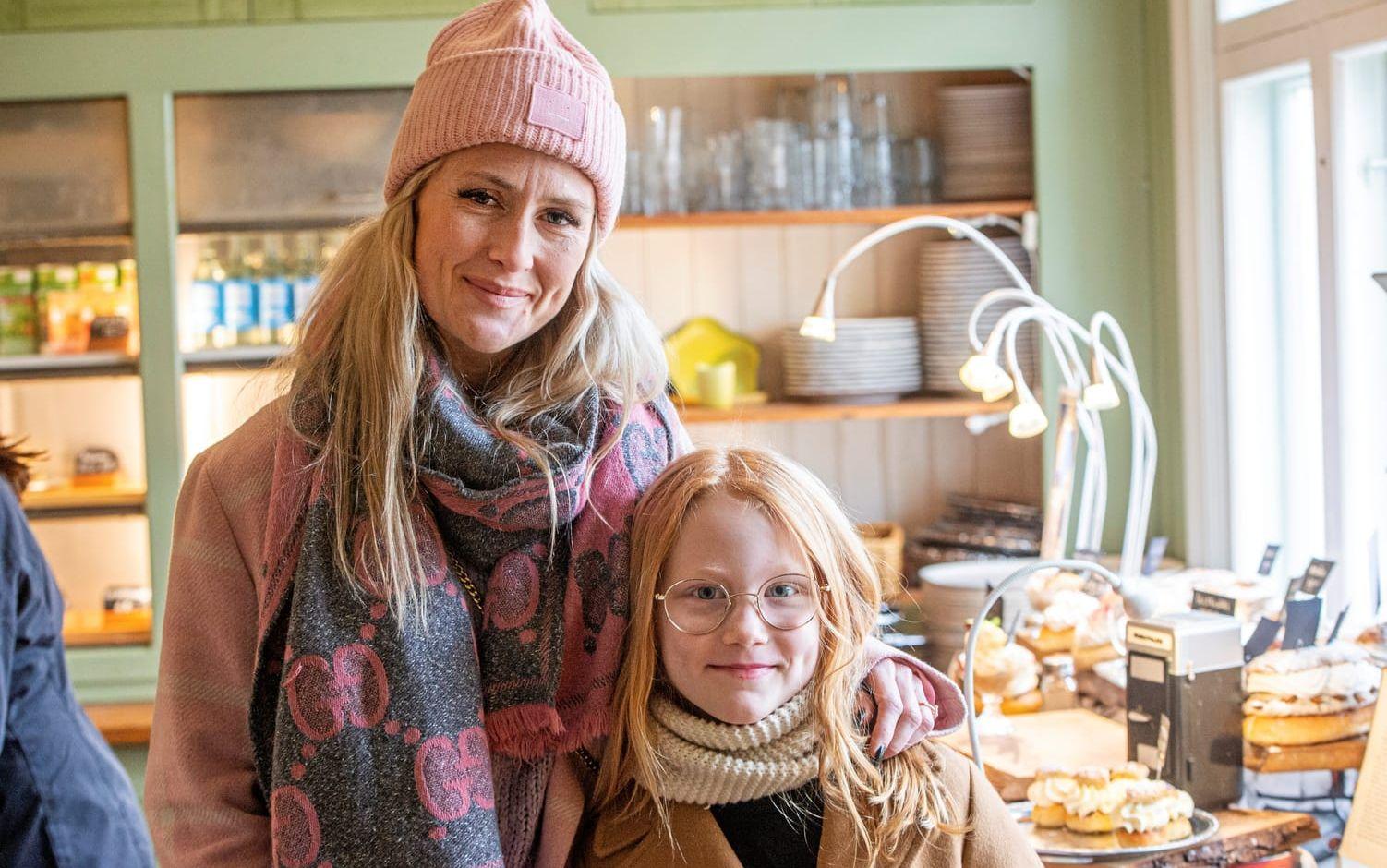 Från vänster: Natascha och Juni Gerrbo som väntar på att få handla semlor.