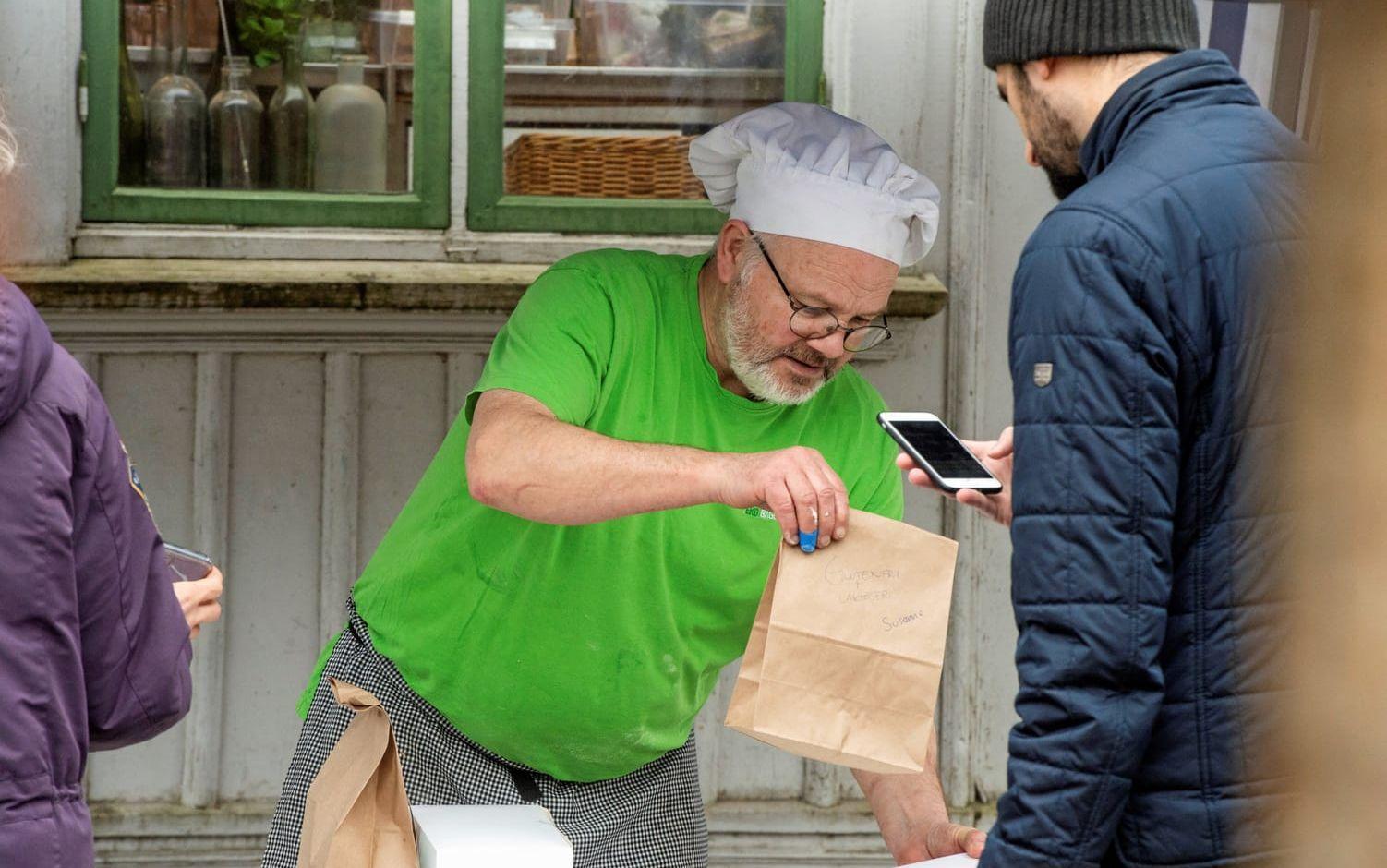 Lasse Larsson, från Nolbygårds ekokafé och bageri, tar hand om de förbeställda semlorna. 