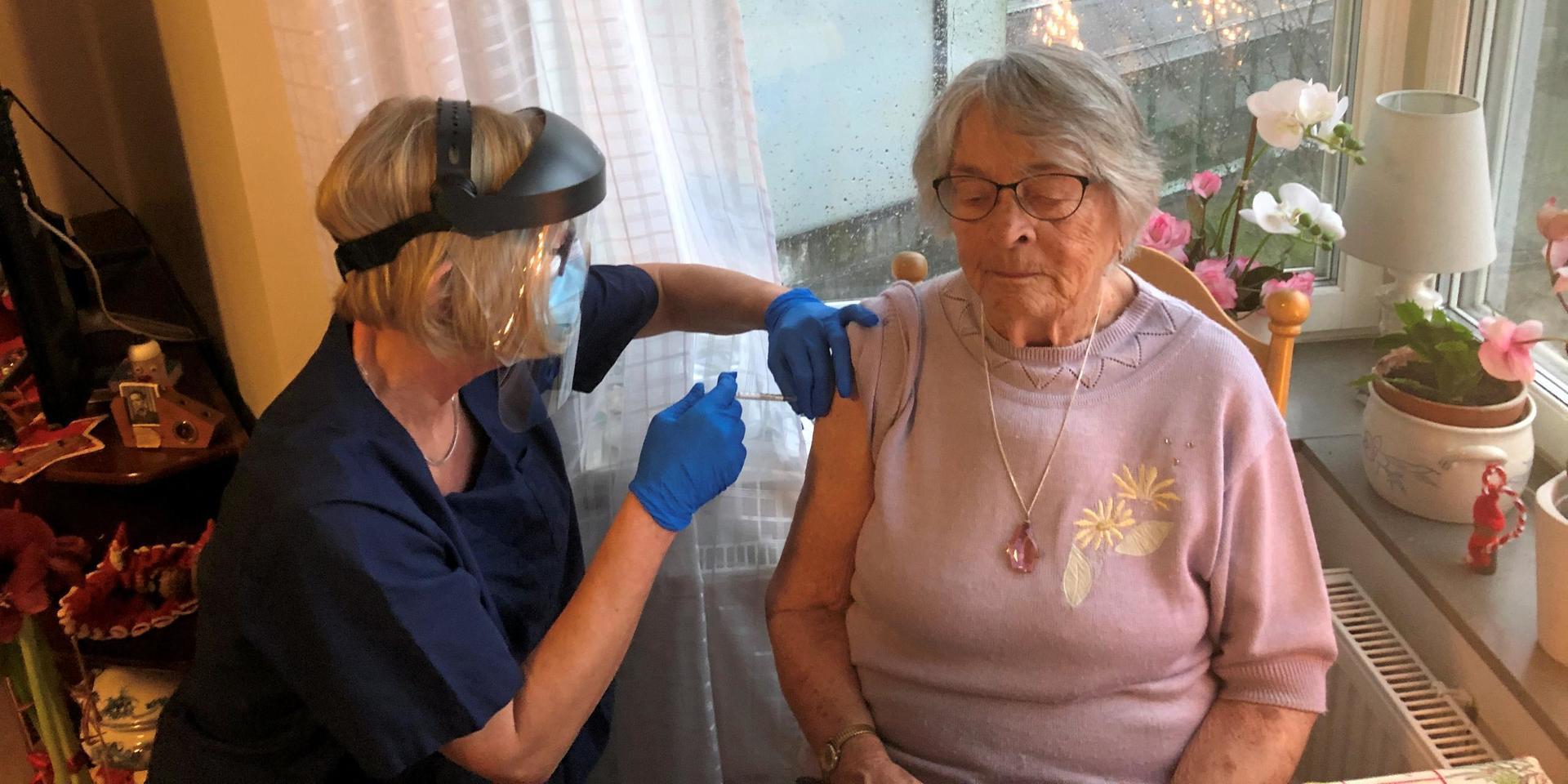 Rosa Johansson, 99 år, på Högsbotorphemmet, var först ut med att få vaccinet i Göteborg.