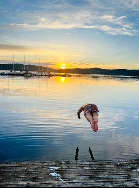 Bilden är tagen på midsommarafton 21 juni 2024 vid brandbryggan vid segelklubben Alingsås.