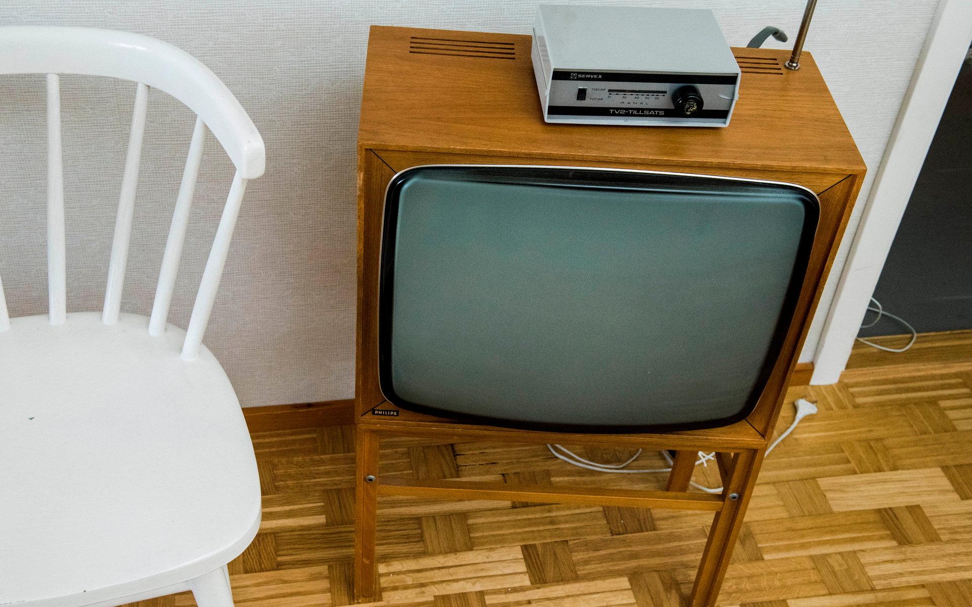 Tv:n var länge en egen möbel som påminde om ett litet träskåp. Denna apparat är från 1969.