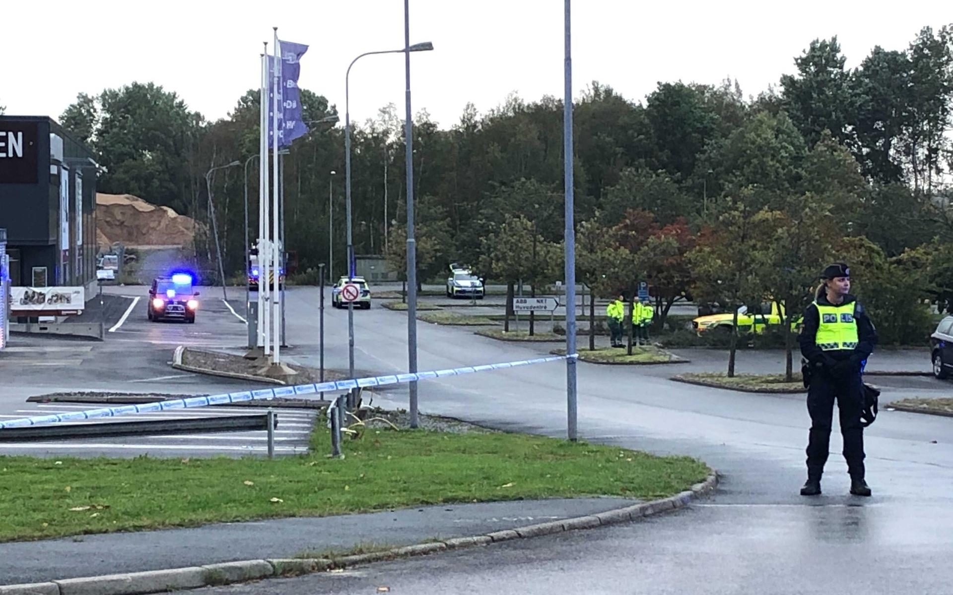 Polis på plats vid industribranden i Alingsås.