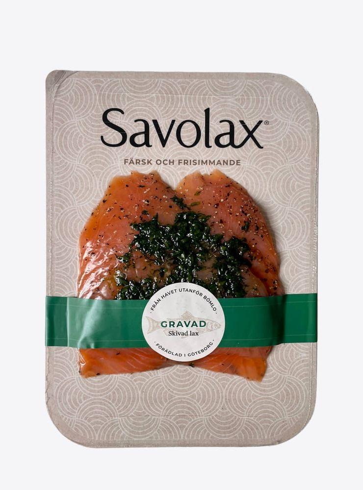 SAVOLAX: GRAVAD SKIVAD LAXKort omdöme: Som hemgravadUrsprung: Odlad i Norge.Pris per förpackning: 89,95 kr.*Nettovikt: 150 g.Kilopris/kg: 599,67 kr.*Märkning: –Innehåll: Lax, socker, salt, peppar, dill.Näringsvärde per 100 g: Energi: 813 kcal, fett 11,1 g (varav mättat fett 1,6 g), kolhydrater 2,7 g (varav socker 0,5 g), protein 20,9 g, salt 3,2 g.Betyg: 4,7Omdöme: Nästan helt genomskinlig lax med en djup färg. Tunna, fina skivor med en god, smörig smak och fin konsistens. Mycket dill i en hög mitt på. Några skivor är aningen tjocka. Panelens komment