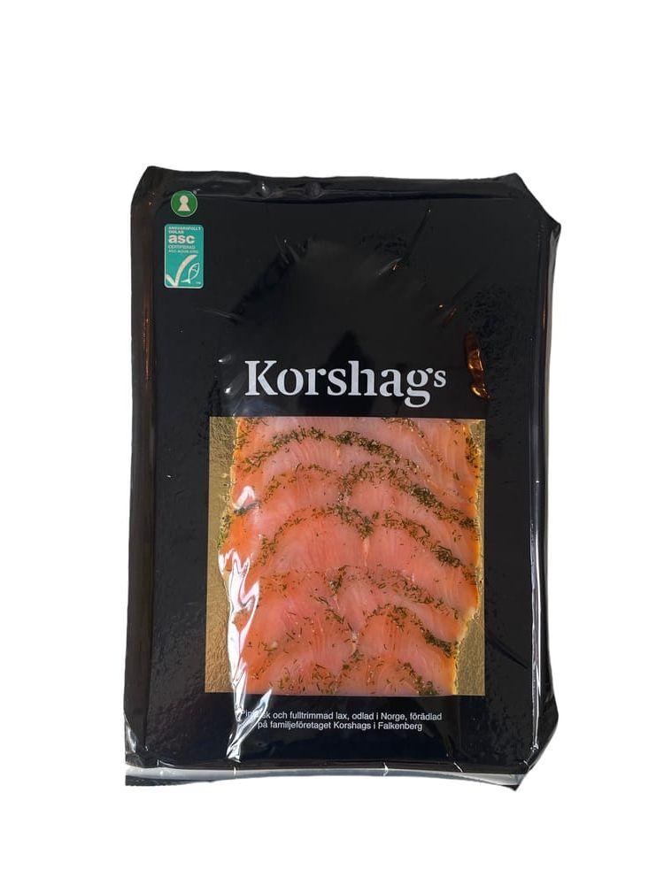 KORSHAGS: GRAVAD LAXFILÉKort omdöme: För saltUrsprung: Odlad i Norge.Pris per förpackning: 62,95 kr.*Nettovikt: 150 g.Kilopris/kg: 419,67 kr.*Märkning: ASC, Nyckelhålet. Finns även en Kravmärkt variant.Innehåll: Lax, salt, socker, dill, vitpeppar.Näringsvärde per 100 g: Energi 190 kcal, fett 12 gram (varav mättat fett 1,8 gram), kolhydrat 2,7 gram (varav sockerarter 1,7 gram), protein 18,5 gram, salt 3 gram.Betyg: 1,7Omdöme: Hårt gravad lax som är mörk i färgen. Ett av de testade paketen har flera små, fula bitar som är sega och inte smakar gott. Fin doft, men en något fiskig bismak. Alldeles för salt. ”Någon har tappat saltkaret över laxen”, skriver en paneldeltagare. Lätt att sära på skivorna.