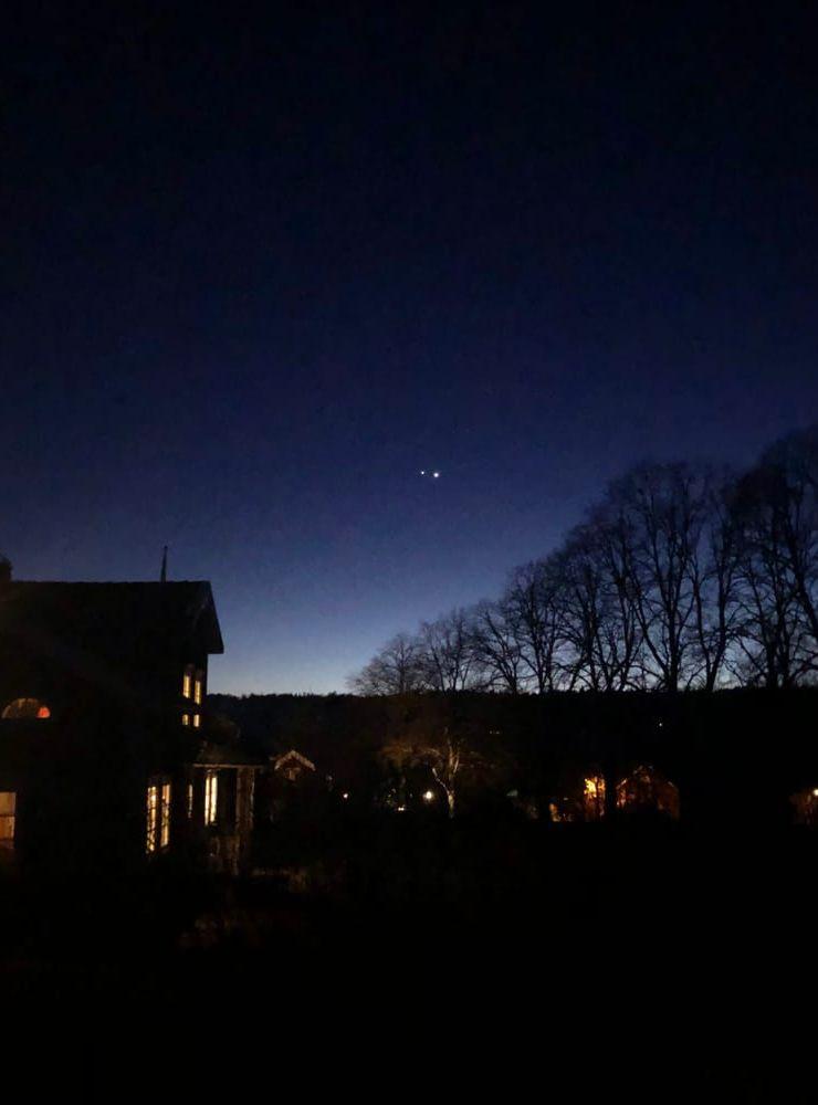 Venus och Jupiter möts på himlen över Lena by första kvällen i mars.