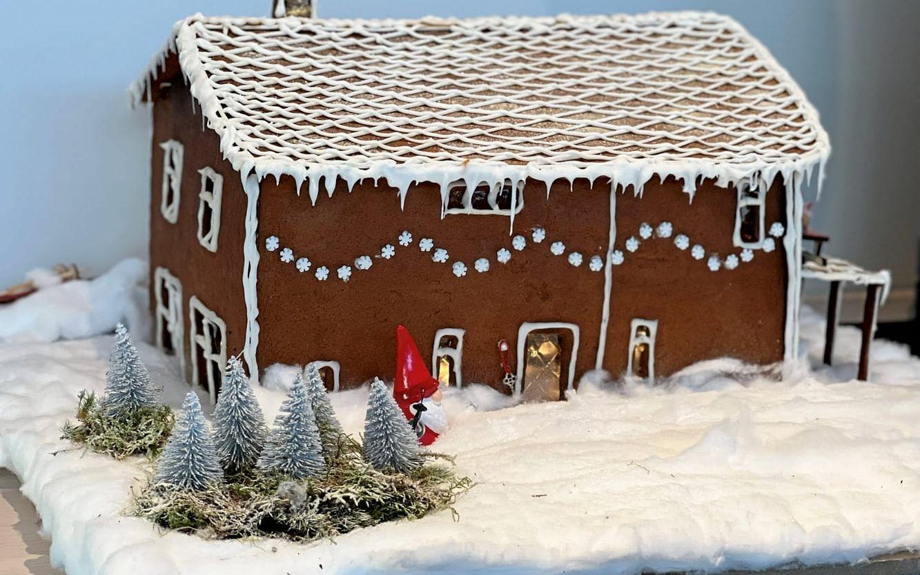 Pepparkakshuset är byggt av medarbetarna på Fastighetsbyrån i Alingsås. Summan som huset säljs för går oavkortat till SOS Barnbyar. 