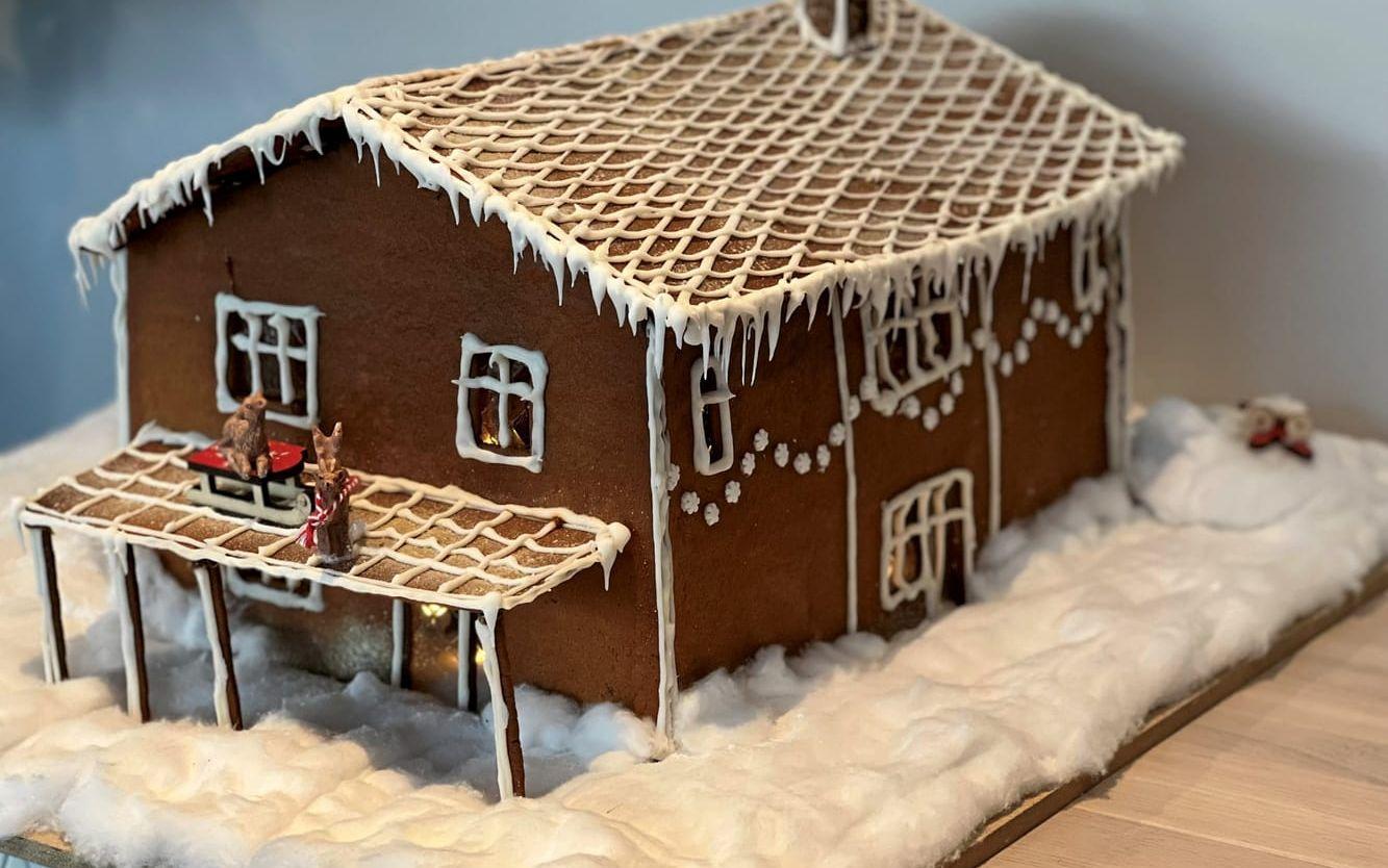 Pepparkakshuset är byggt av medarbetarna på Fastighetsbyrån i Alingsås. Summan som huset säljs för går oavkortat till SOS Barnbyar. 